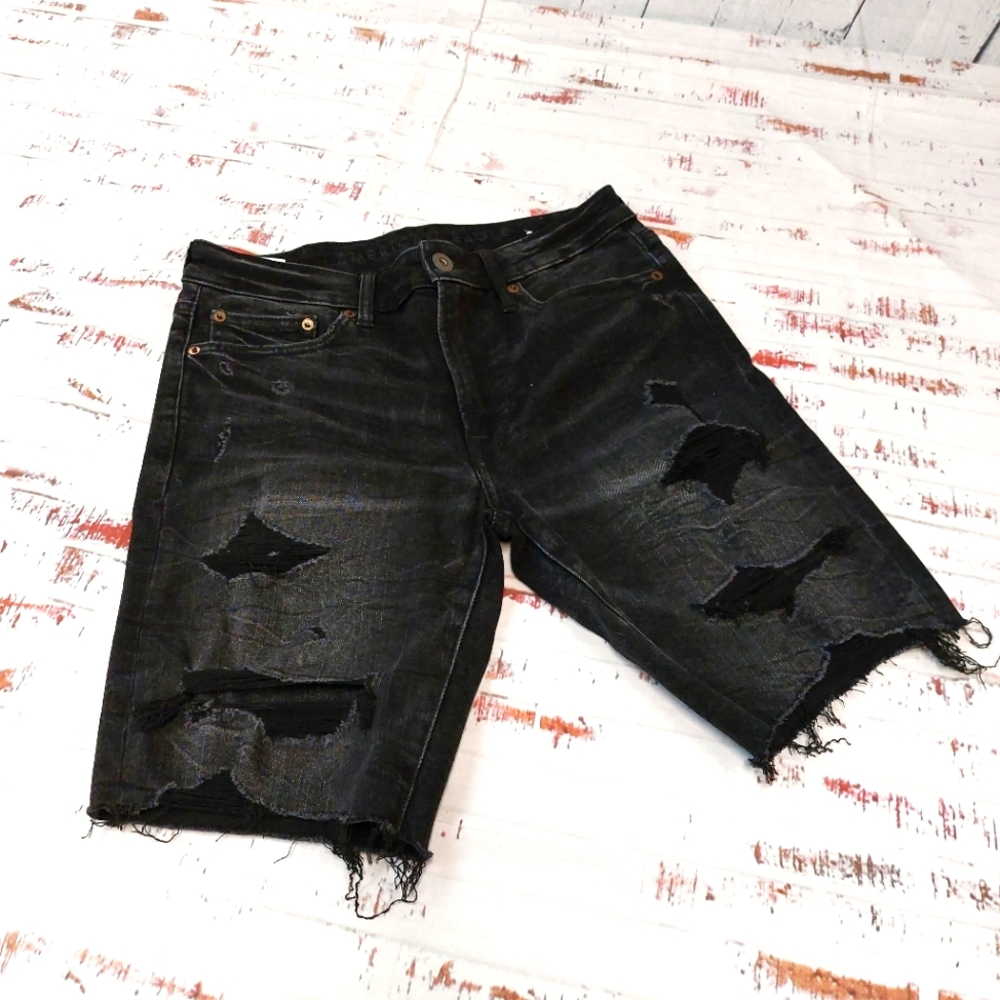 American Eagle distressed burmuda shorts